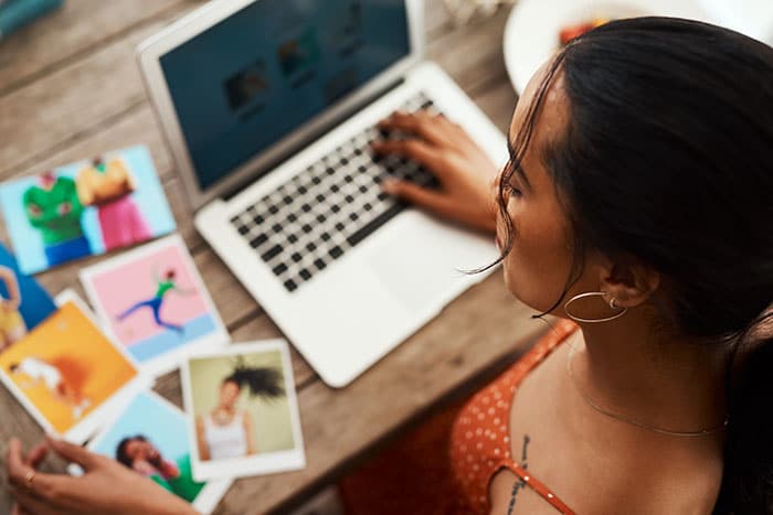 una mujer emprendedora hace su primera inversion